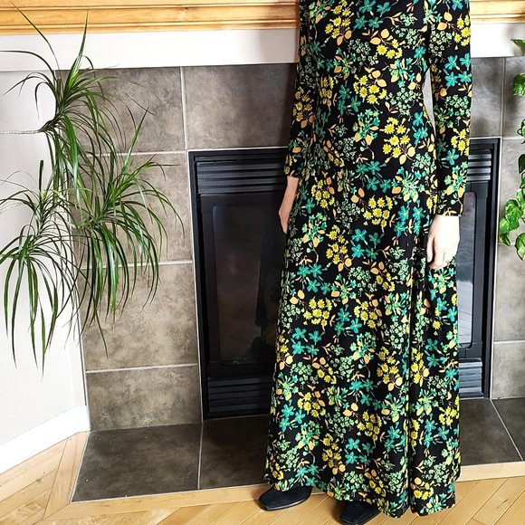Vintage maxi dark floral dress with long sleeves. - Picture 4 of 12